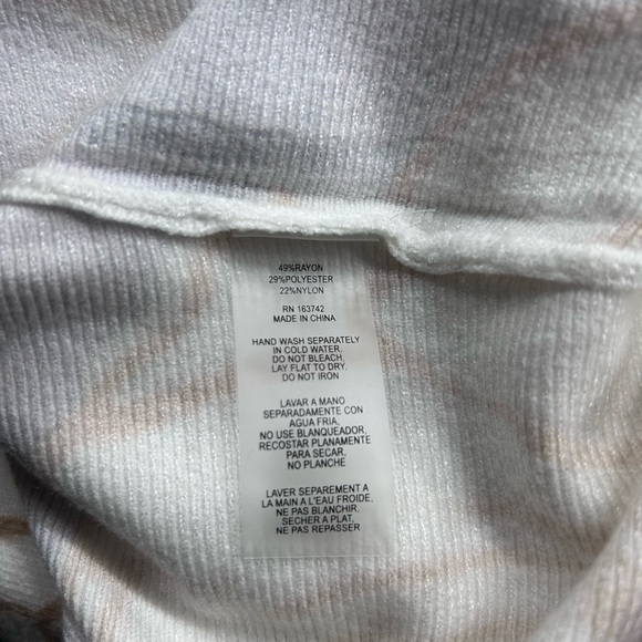 Floral Patterned Women's Sweater Blouse in Blue and Cream - Picture 4 of 4